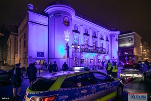 Zdjęcia policjantów oraz policjantek podczas uroczystej gali z okazji 100-lecia Kobiet w Policji