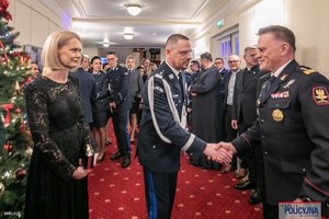 Zdjęcia policjantów oraz policjantek podczas uroczystej gali z okazji 100-lecia Kobiet w Policji