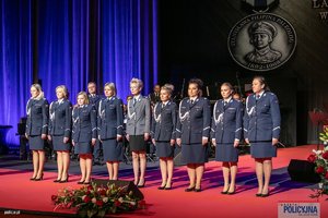 Zdjęcia policjantów oraz policjantek podczas uroczystej gali z okazji 100-lecia Kobiet w Policji