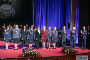 Zdjęcia policjantów oraz policjantek podczas uroczystej gali z okazji 100-lecia Kobiet w Policji