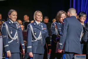 Zdjęcia policjantów oraz policjantek podczas uroczystej gali z okazji 100-lecia Kobiet w Policji