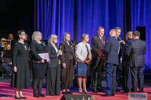 Zdjęcia policjantów oraz policjantek podczas uroczystej gali z okazji 100-lecia Kobiet w Policji