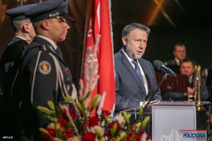 Zdjęcia policjantów oraz policjantek podczas uroczystej gali z okazji 100-lecia Kobiet w Policji