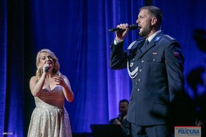 Zdjęcia policjantów oraz policjantek podczas uroczystej gali z okazji 100-lecia Kobiet w Policji