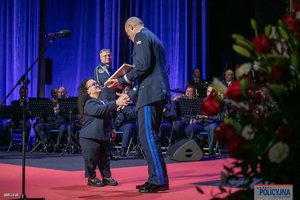 Zdjęcia policjantów oraz policjantek podczas uroczystej gali z okazji 100-lecia Kobiet w Policji