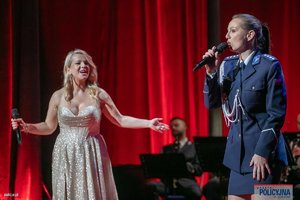Zdjęcia policjantów oraz policjantek podczas uroczystej gali z okazji 100-lecia Kobiet w Policji