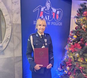 zdjęcie policjantki w mundurze wyjściowym