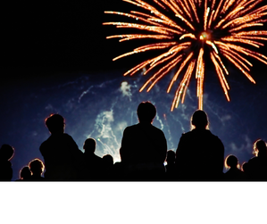 Zdjęcie osób oglądających pokaz fajerwerków