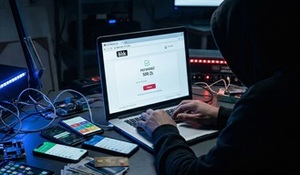 oszust internetowy przy komputerze