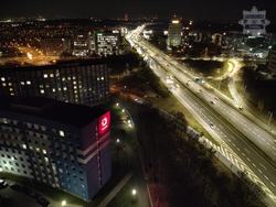 Zdjęcie Komendy Policji oraz drogi