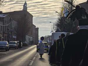 Zdjęcie policjantów podczas zabezpieczenia przemarszu orszaku