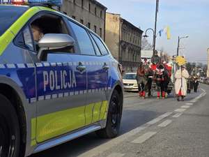 Zdjęcie policjantów podczas zabezpieczenia przemarszu orszaku