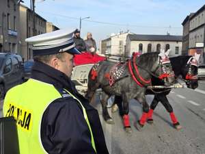 Zdjęcie policjantów podczas zabezpieczenia przemarszu orszaku
