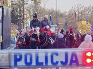 Zdjęcie policjantów podczas zabezpieczenia przemarszu orszaku
