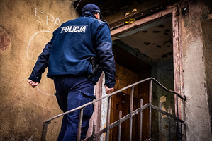 Zdjęcie policjanta wchodzącego do budynku