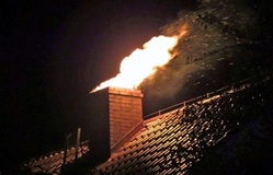 Zdjęcie przedstawia pożar sadzy w kominie