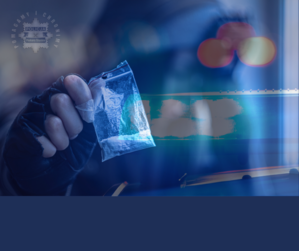 Zdjęcie osoby z woreczkiem z białym proszkiem na tle policyjnych sygnałów