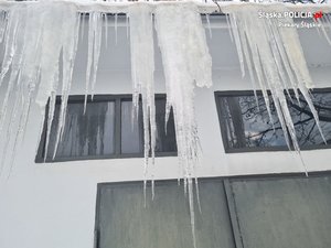 zdjęcie sopli zwisających z rynien