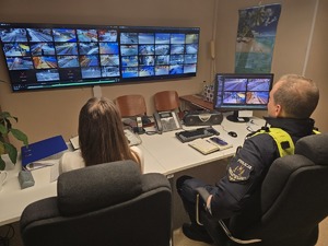 Zdjęcie policjanta z pracownicą z monitoringu