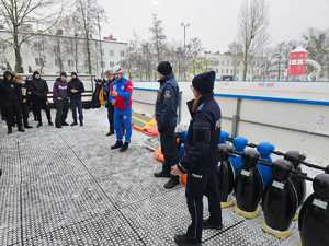 Zdjęcie policjantów oraz młodzieży podczas spotkania na lodowisku