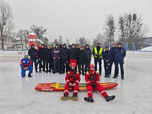 Zdjęcie służb mundurowych oraz młodzieży podczas spotkania na lodowisku
