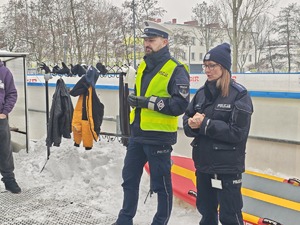 Zdjęcie policjantów oraz młodzieży podczas spotkania na lodowisku