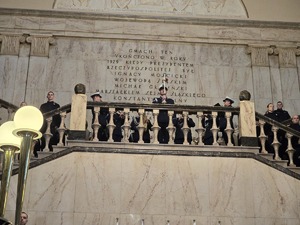 Zdjęcia policjantów w budynku Urzędu Marszałkowskiego podczas ślubowania