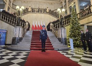 Zdjęcia policjantów w budynku Urzędu Marszałkowskiego podczas ślubowania