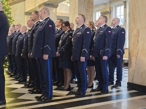 Zdjęcia policjantów w budynku Urzędu Marszałkowskiego podczas ślubowania