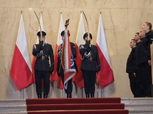Zdjęcia policjantów w budynku Urzędu Marszałkowskiego podczas ślubowania