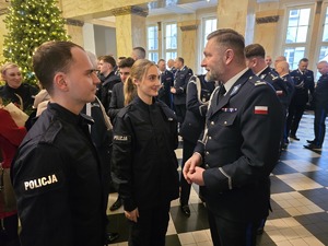 Zdjęcia policjantów w budynku Urzędu Marszałkowskiego podczas ślubowania