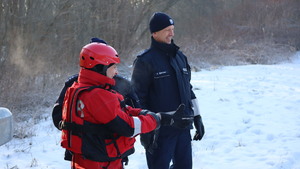 Zdjęcia policjantów z ćwiczeń na zamarzniętym zbiorniku wodnym wraz ze strażą pożarną, Wodnym Ochotniczym Pogotowiem Ratunkowym oraz Strażą Miejska