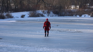 Zdjęcia policjantów z ćwiczeń na zamarzniętym zbiorniku wodnym wraz ze strażą pożarną, Wodnym Ochotniczym Pogotowiem Ratunkowym oraz Strażą Miejska