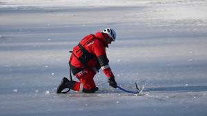 Zdjęcia policjantów z ćwiczeń na zamarzniętym zbiorniku wodnym wraz ze strażą pożarną, Wodnym Ochotniczym Pogotowiem Ratunkowym oraz Strażą Miejska