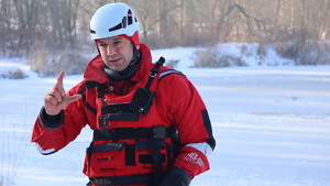 Zdjęcia policjantów z ćwiczeń na zamarzniętym zbiorniku wodnym wraz ze strażą pożarną, Wodnym Ochotniczym Pogotowiem Ratunkowym oraz Strażą Miejska