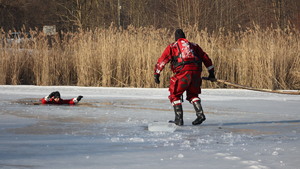 Zdjęcia policjantów z ćwiczeń na zamarzniętym zbiorniku wodnym wraz ze strażą pożarną, Wodnym Ochotniczym Pogotowiem Ratunkowym oraz Strażą Miejska