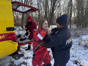 Zdjęcia policjantów z ćwiczeń na zamarzniętym zbiorniku wodnym wraz ze strażą pożarną, Wodnym Ochotniczym Pogotowiem Ratunkowym oraz Strażą Miejska