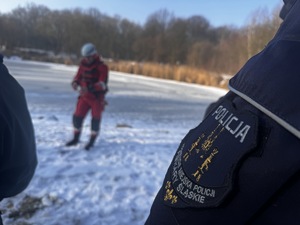 Zdjęcia policjantów z ćwiczeń na zamarzniętym zbiorniku wodnym wraz ze strażą pożarną, Wodnym Ochotniczym Pogotowiem Ratunkowym oraz Strażą Miejska
