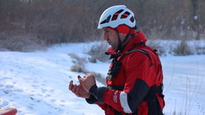 Zdjęcia policjantów z ćwiczeń na zamarzniętym zbiorniku wodnym wraz ze strażą pożarną, Wodnym Ochotniczym Pogotowiem Ratunkowym oraz Strażą Miejska