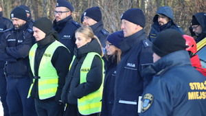 Zdjęcia policjantów z ćwiczeń na zamarzniętym zbiorniku wodnym wraz ze strażą pożarną, Wodnym Ochotniczym Pogotowiem Ratunkowym oraz Strażą Miejska