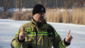 Zdjęcia policjantów z ćwiczeń na zamarzniętym zbiorniku wodnym wraz ze strażą pożarną, Wodnym Ochotniczym Pogotowiem Ratunkowym oraz Strażą Miejska