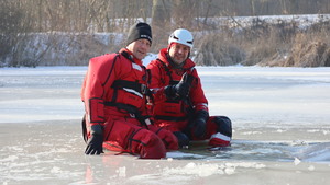 Zdjęcia policjantów z ćwiczeń na zamarzniętym zbiorniku wodnym wraz ze strażą pożarną, Wodnym Ochotniczym Pogotowiem Ratunkowym oraz Strażą Miejska