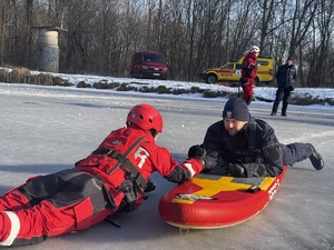 Zdjęcia policjantów z ćwiczeń na zamarzniętym zbiorniku wodnym wraz ze strażą pożarną, Wodnym Ochotniczym Pogotowiem Ratunkowym oraz Strażą Miejska