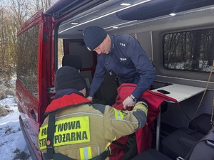 Zdjęcia policjantów z ćwiczeń na zamarzniętym zbiorniku wodnym wraz ze strażą pożarną, Wodnym Ochotniczym Pogotowiem Ratunkowym oraz Strażą Miejska