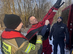 Zdjęcia policjantów z ćwiczeń na zamarzniętym zbiorniku wodnym wraz ze strażą pożarną, Wodnym Ochotniczym Pogotowiem Ratunkowym oraz Strażą Miejska