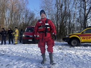 Zdjęcia policjantów z ćwiczeń na zamarzniętym zbiorniku wodnym wraz ze strażą pożarną, Wodnym Ochotniczym Pogotowiem Ratunkowym oraz Strażą Miejska