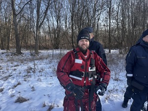 Zdjęcia policjantów z ćwiczeń na zamarzniętym zbiorniku wodnym wraz ze strażą pożarną, Wodnym Ochotniczym Pogotowiem Ratunkowym oraz Strażą Miejska