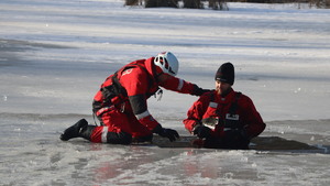 Zdjęcia policjantów z ćwiczeń na zamarzniętym zbiorniku wodnym wraz ze strażą pożarną, Wodnym Ochotniczym Pogotowiem Ratunkowym oraz Strażą Miejska