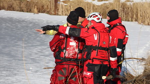 Zdjęcia policjantów z ćwiczeń na zamarzniętym zbiorniku wodnym wraz ze strażą pożarną, Wodnym Ochotniczym Pogotowiem Ratunkowym oraz Strażą Miejska
