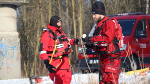 Zdjęcia policjantów z ćwiczeń na zamarzniętym zbiorniku wodnym wraz ze strażą pożarną, Wodnym Ochotniczym Pogotowiem Ratunkowym oraz Strażą Miejska